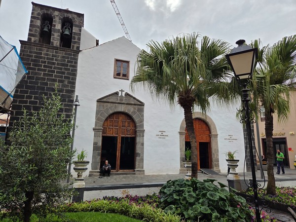 Iglesia de San Francisco with twin-arched bell tower and palm-lined entrance in the historic centre.