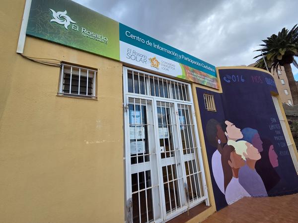 A citizen information center in Radazul Bajo with colorful mural art.