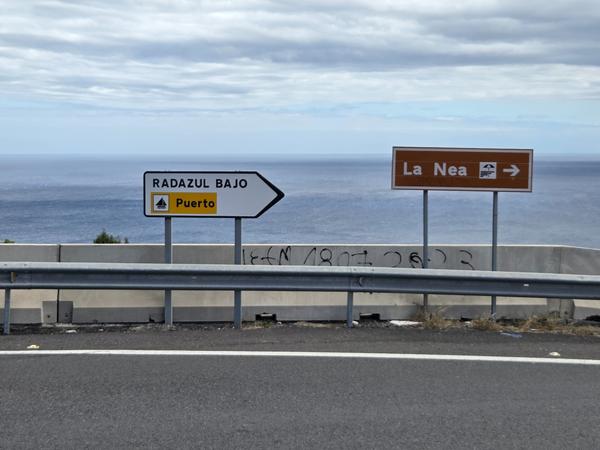 Directional road signs to Radazul Bajo port and La Nea beach.