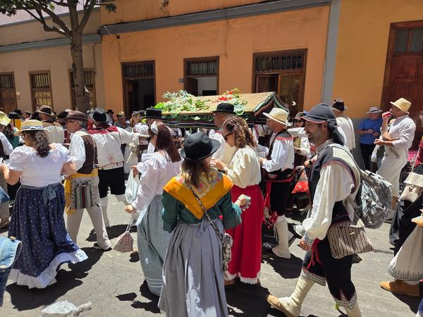 Faithful accompanying the statue of San Benito through La Laguna streets.