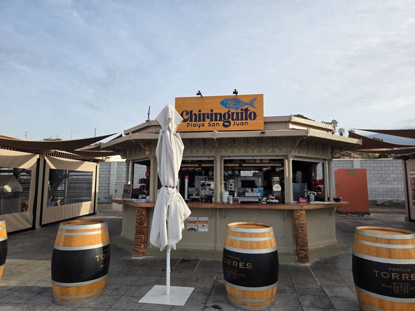Beachside chiringuito kiosk at Playa San Juan, a casual spot for drinks and snacks.