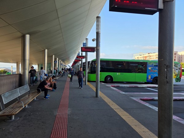 Platforms and green buses at the Intercambiador bus station in Santa Cruz de Tenerife.
