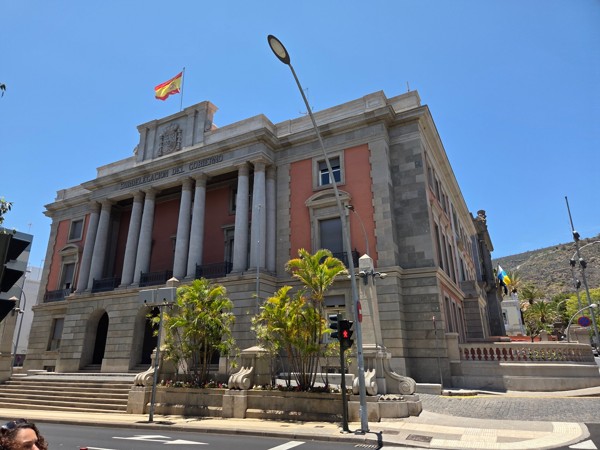 Neoclassical government building with columns in Santa Cruz de Tenerife.