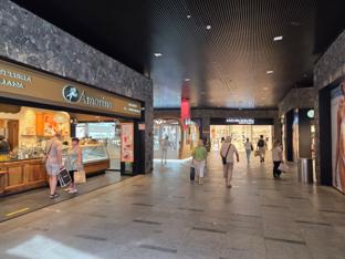 Main shopping area inside Siam Mall