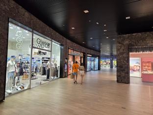 Wide pedestrian shopping lanes