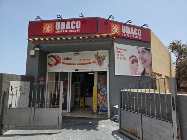 Entrance to Udaco Supermercado