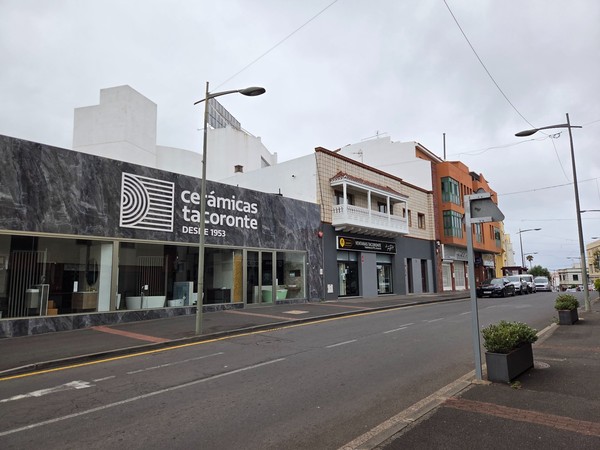 Showroom of Cerámicas Tacoronte and nearby shops along the Carretera General.