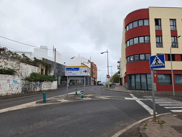 Street junction in Tacoronte with signs to TF-5 Autopista Norte, El Sauzal and Valle de Guerra.