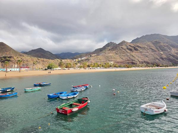 Traditional fishing boats float gently in the bay, preserving the connection to the local maritime culture of San Andrés.