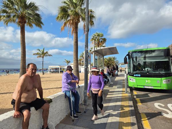 The Titsa 910 bus line stops right next to the beach, offering direct and easy access from Santa Cruz de Tenerife.