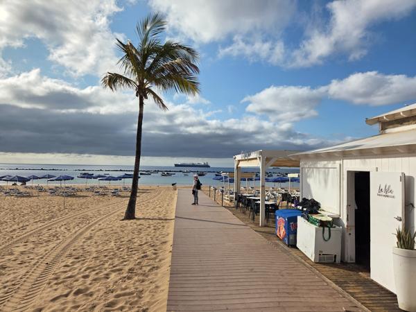 La Isla Beach Lounge Club offers refreshments and a front-row seat to the gentle Atlantic waves just a few meters away.