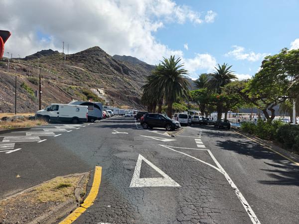 A look at the parking area on the mountain side shows convenient access and shaded spots under mature palm trees.